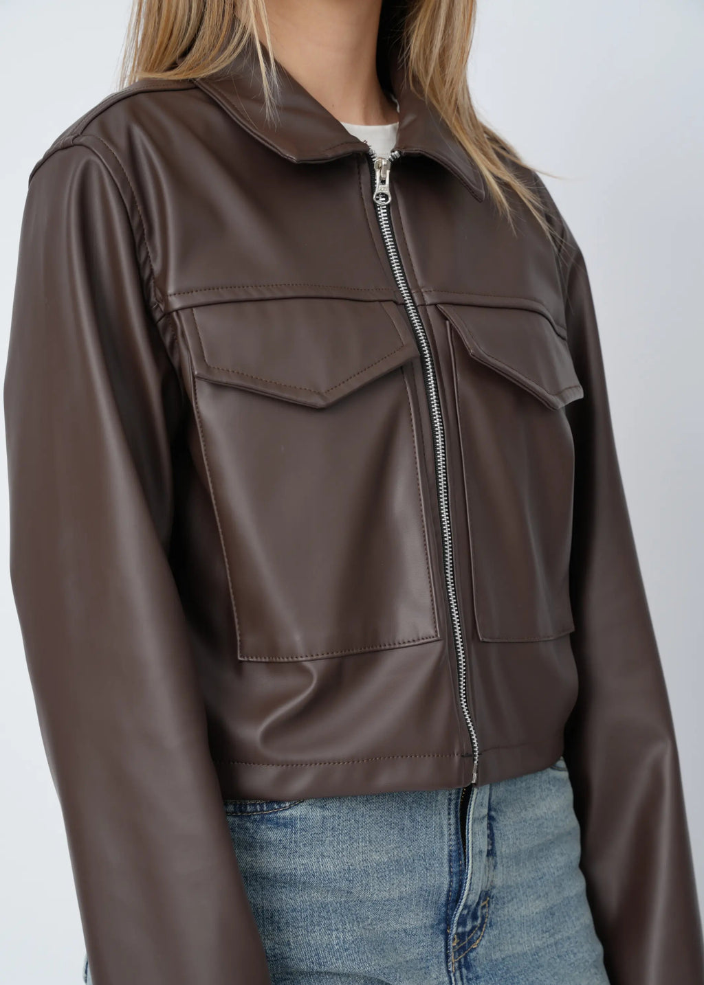 CASACA CROP CUERINA - MARRÓN